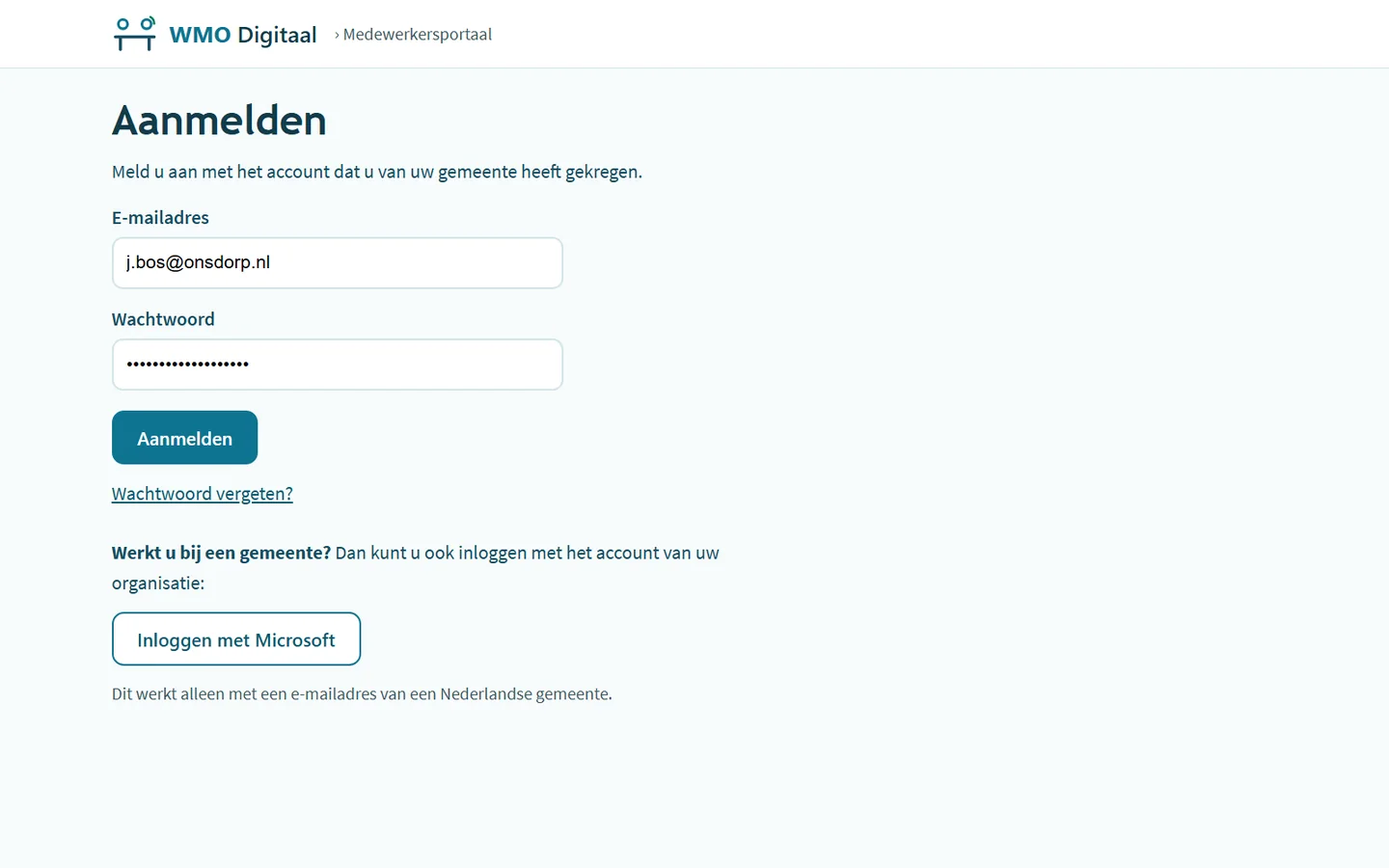 Aanmeldscherm van het medewerkersportaal met e-mailadres, wachtwoord en de knop 'Inloggen met Microsoft'.